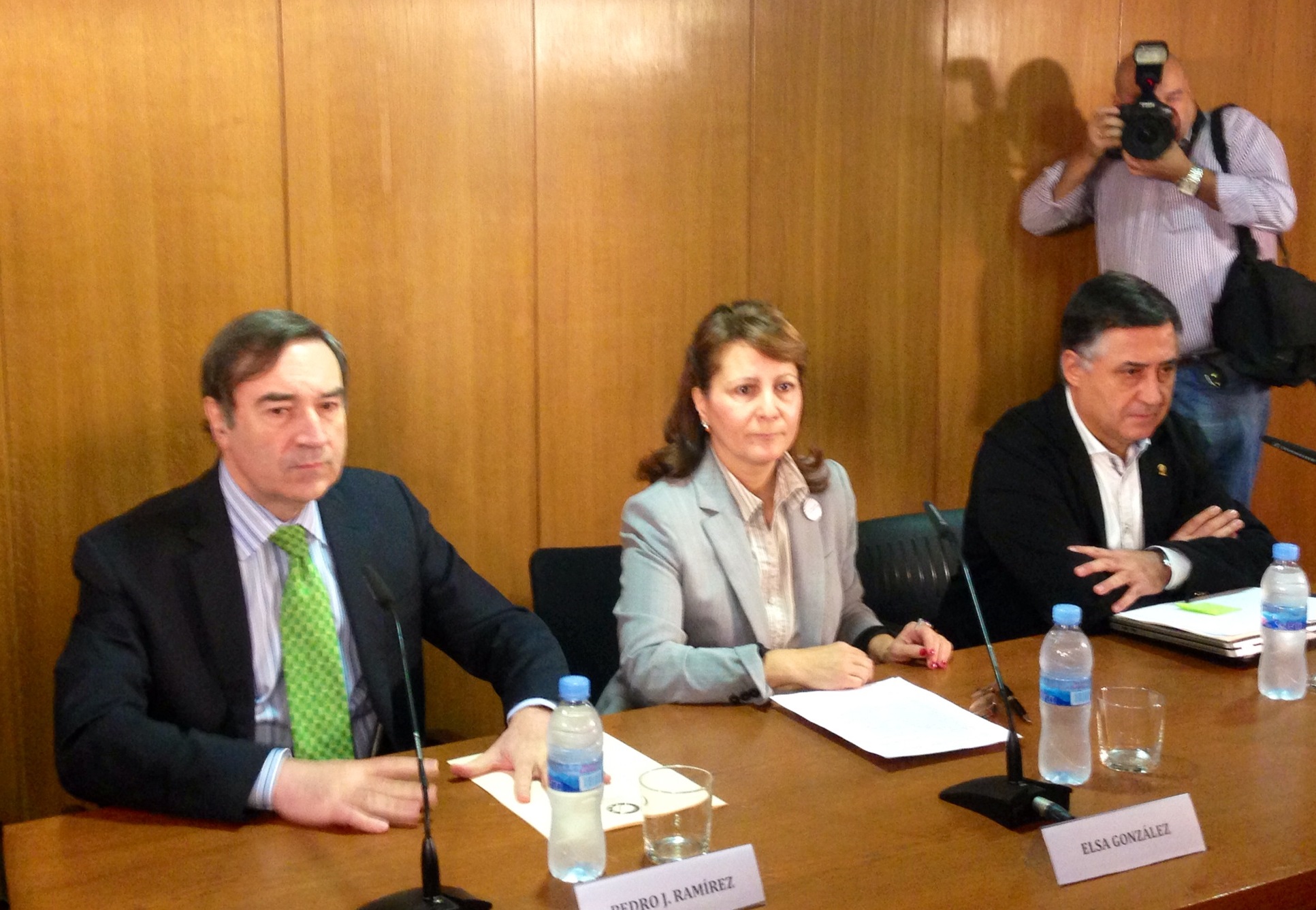 Pedro J. Ramírez, Elsa González y Gervasio Sánchez, durante la rueda de prensa. Foto: APM